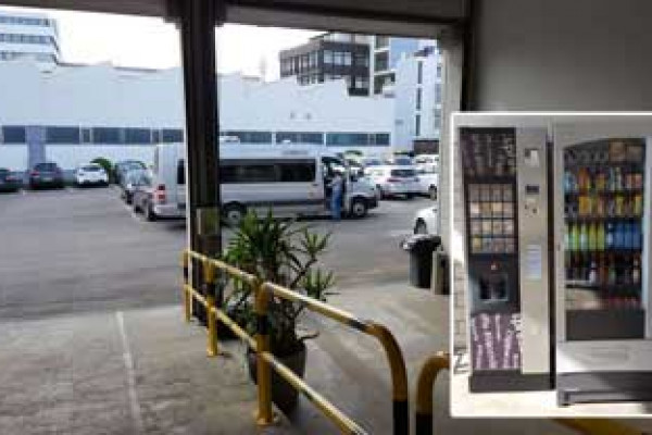 In der Wartezone bei Easyparking-Stuttgart erwartet Sie ein Getränke- und Snackautomat